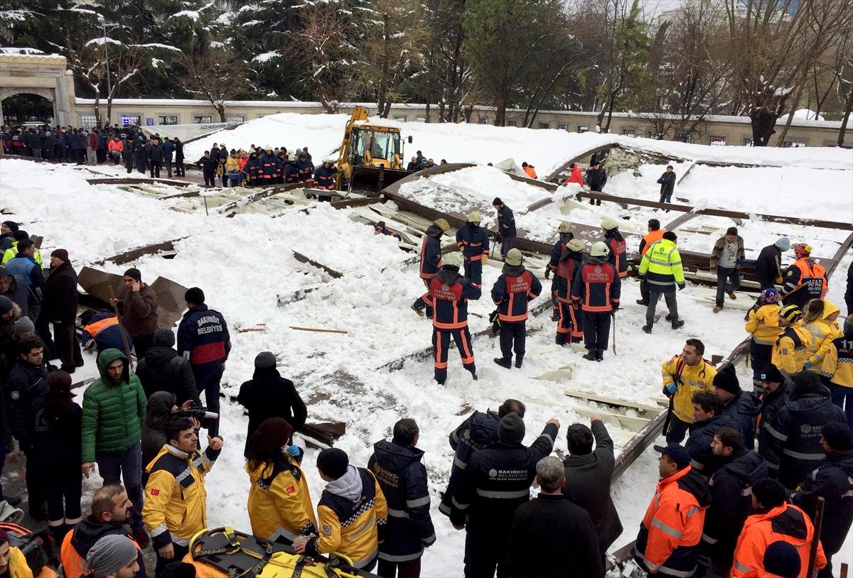 Ataköy'de cenaze namazında tente çöktü