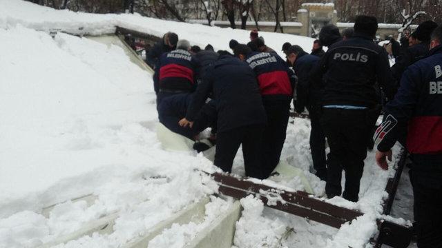 Ataköy'de cenaze namazında tente çöktü