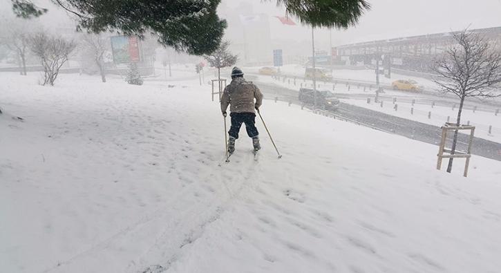 Beylikdüzü'nde 58 yaşındaki amca karda kayak yaptı