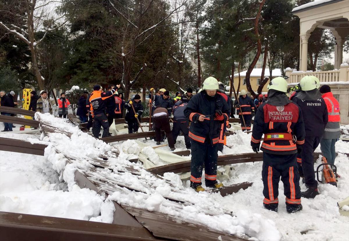 Ataköy'de cenaze namazında tente çöktü