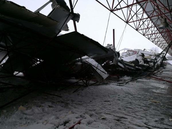 Biga'da kapalı pazaryerinin çatısı çöktü