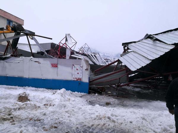 Biga'da kapalı pazaryerinin çatısı çöktü