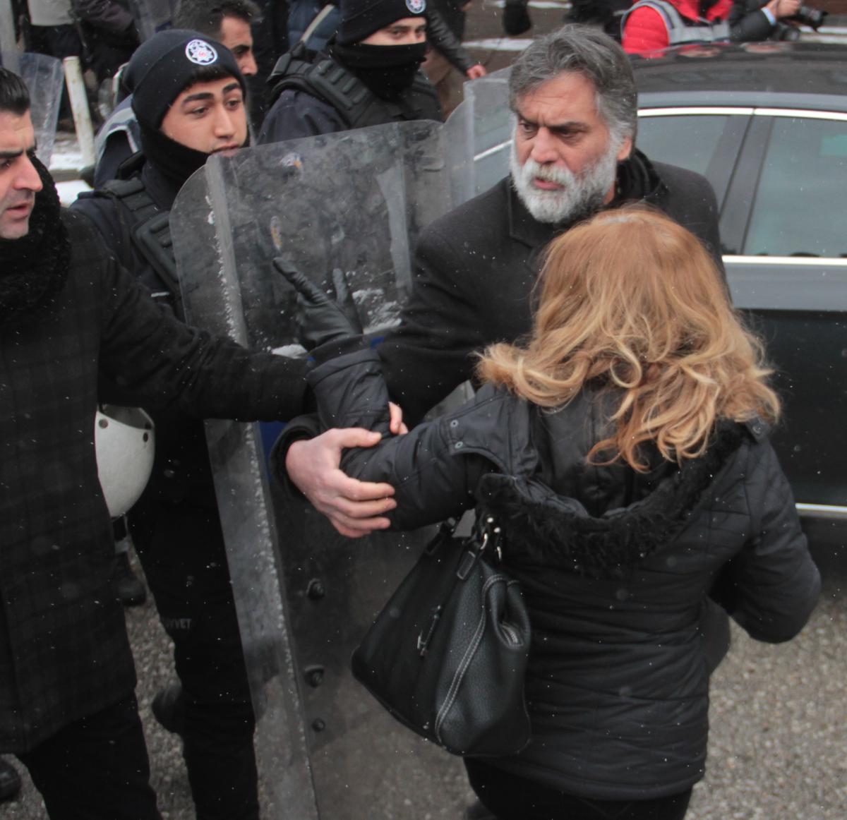 Meclis önünde arbede