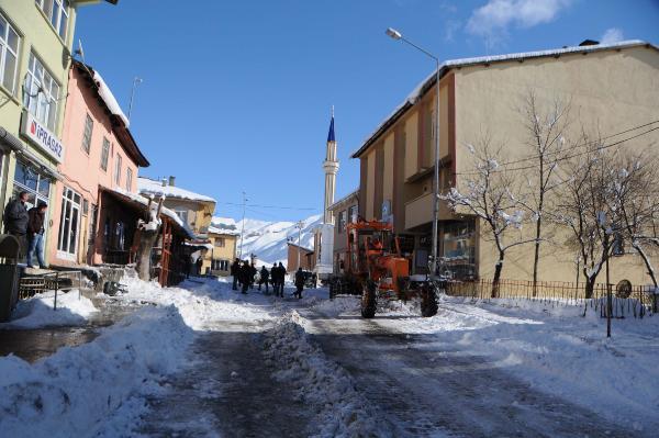 Tunceli'de kar yağışı nedeniyle 250 köy yolu kapandı