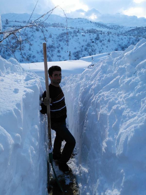 Konya'da kar kalınlığı insan boyunu aştı