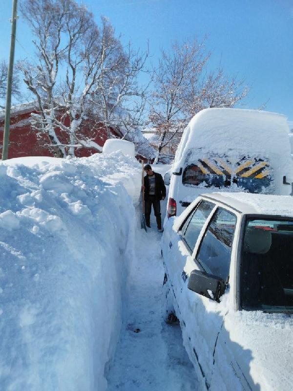 Konya'da kar kalınlığı insan boyunu aştı