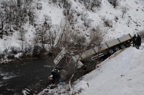 Tunceli'de kar yağışı nedeniyle 250 köy yolu kapandı