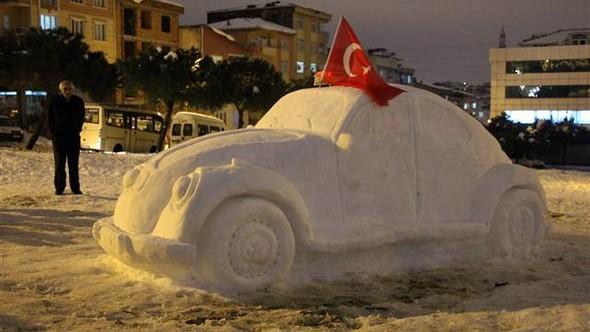 İstanbul'da kardan araba yapıldı