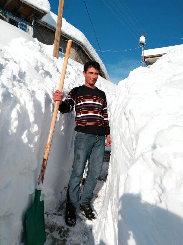 Konya'da kar kalınlığı insan boyunu aştı