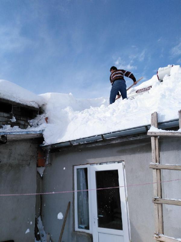 Konya'da kar kalınlığı insan boyunu aştı