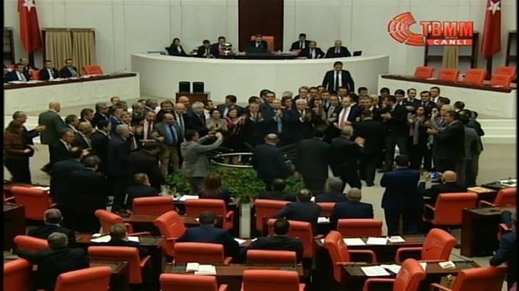 TBMM'de CHP'liler kürsüyü işgal etti