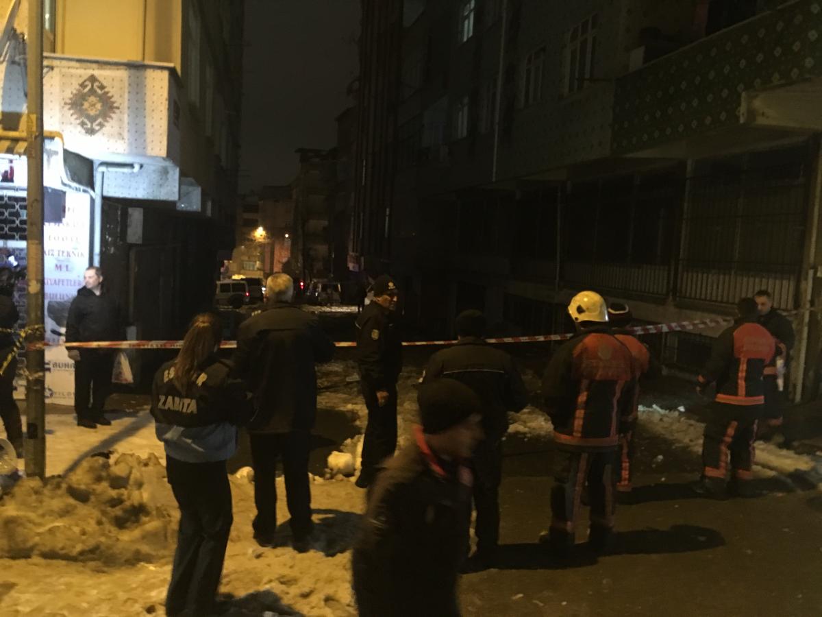 Esenler'de yağan kar çatı çökertti