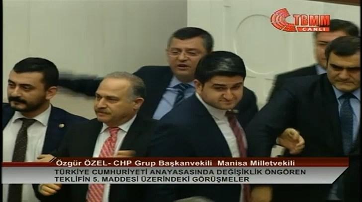 TBMM'de CHP'liler kürsüyü işgal etti