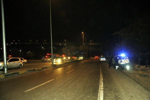 Kaza yapan askere müdahale eden sağlıkçılara otomobil çarptı