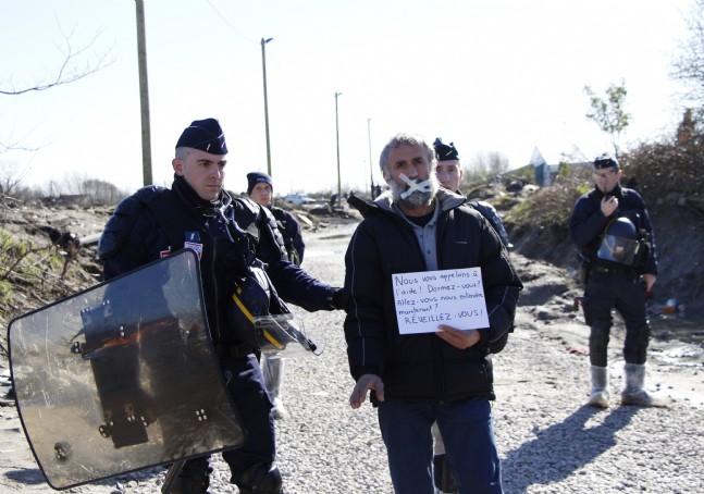 Fransa polisi göçmenlere nefes aldırmıyor