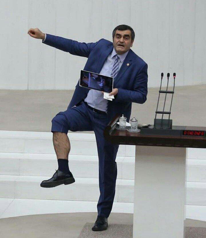 CHP'li Ali Şeker vekillere bacağını açtı