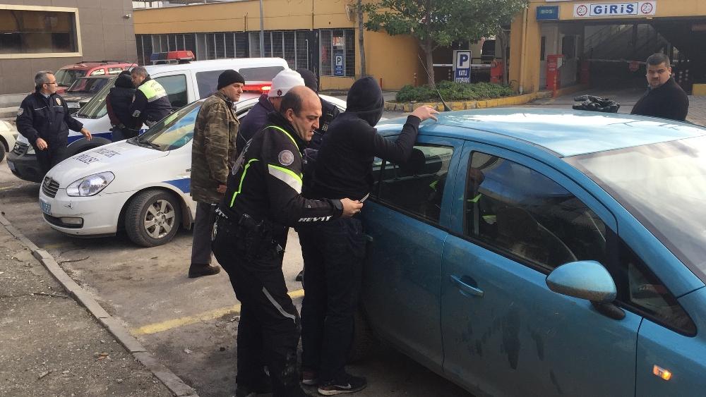 Çaldıkları otomobilde uyuyakalan hırsızlar yakandı