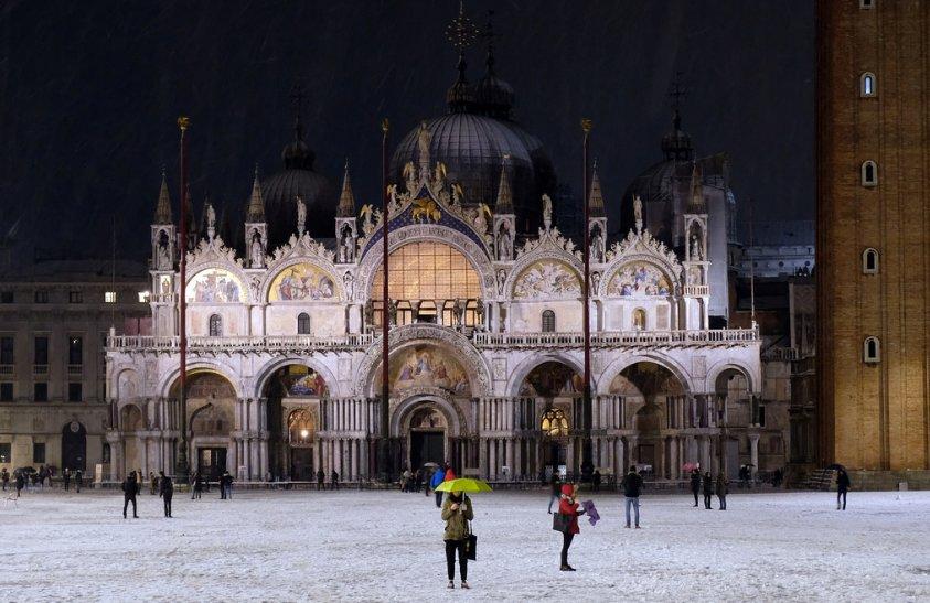 Kar yağışı Avrupa'yı etkisi altına aldı