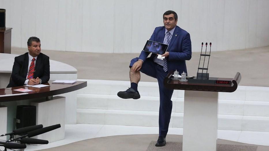 CHP'li Ali Şeker vekillere bacağını açtı