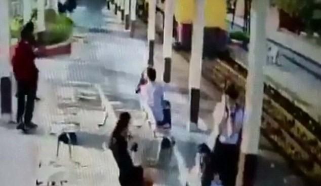 Taylandlı genç trenin altından sağ kurtuldu