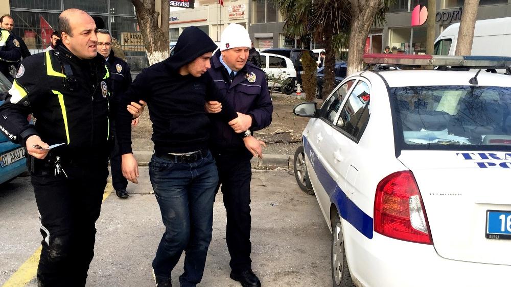 Çaldıkları otomobilde uyuyakalan hırsızlar yakandı