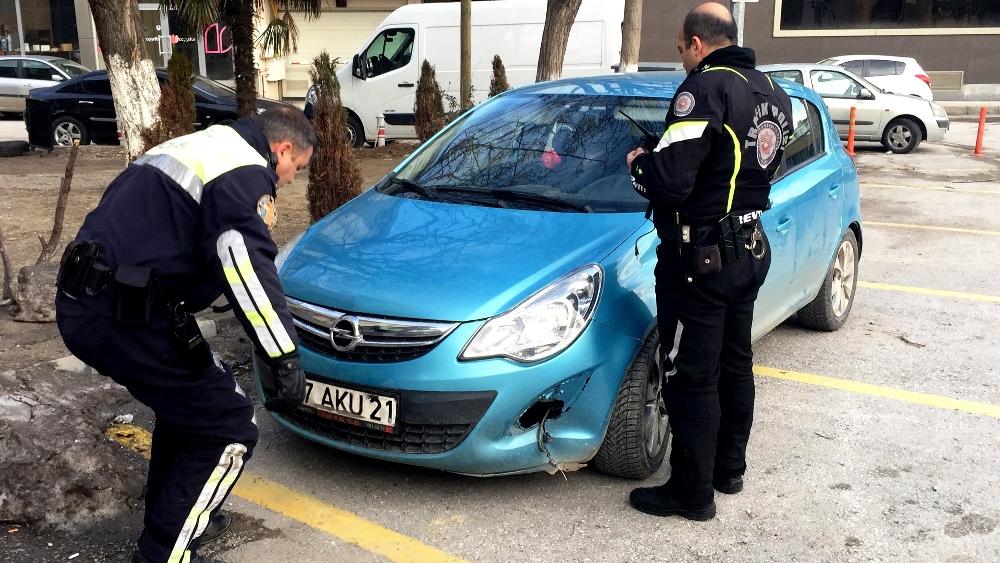 Çaldıkları otomobilde uyuyakalan hırsızlar yakandı