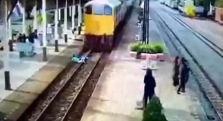 Taylandlı genç trenin altından sağ kurtuldu