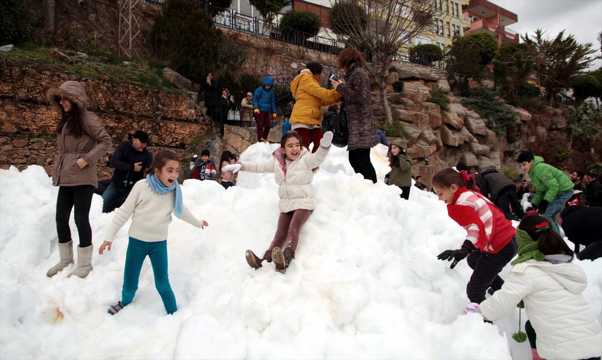 Alanya'da çocuklar için kamyonlar kar taşındı