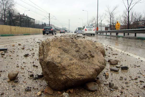 Bursa'da hafriyat kamyonunun taşıdığı kayalar yola düştü