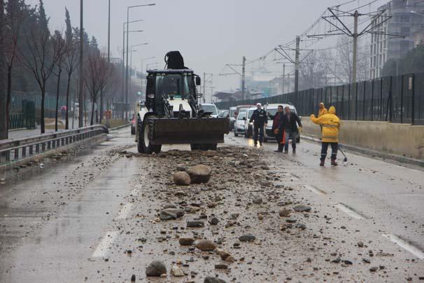 Bursa'da hafriyat kamyonunun taşıdığı kayalar yola düştü