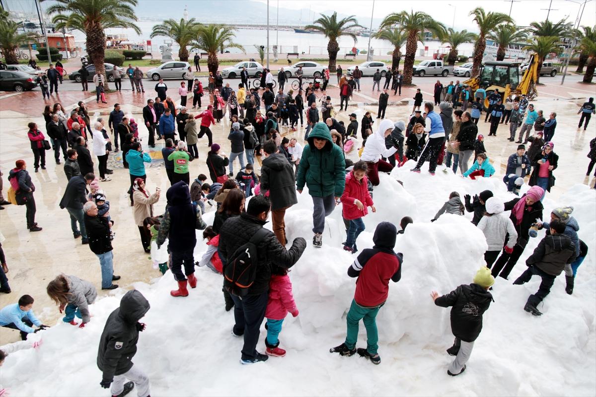 Alanya'da çocuklar için kamyonlar kar taşındı