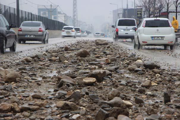 Bursa'da hafriyat kamyonunun taşıdığı kayalar yola düştü