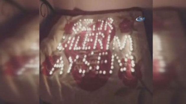 Sevgilisinin adını mumlarla yazmaya çalışırken evi yaktı