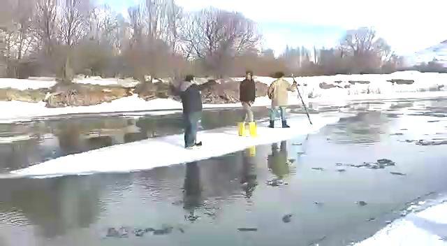 Bayburt'ta 3 macerasever buzdan salla karşıya geçti