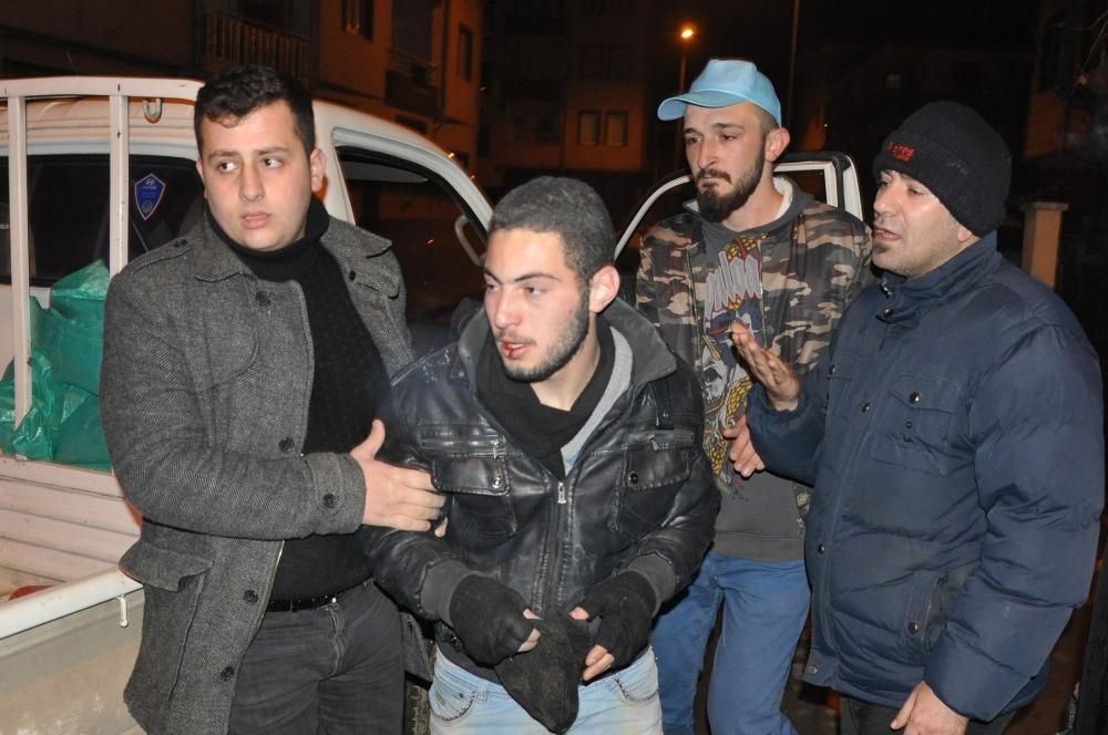 Gençler 1,5 kilo altın çalan hırsızı yakaladı