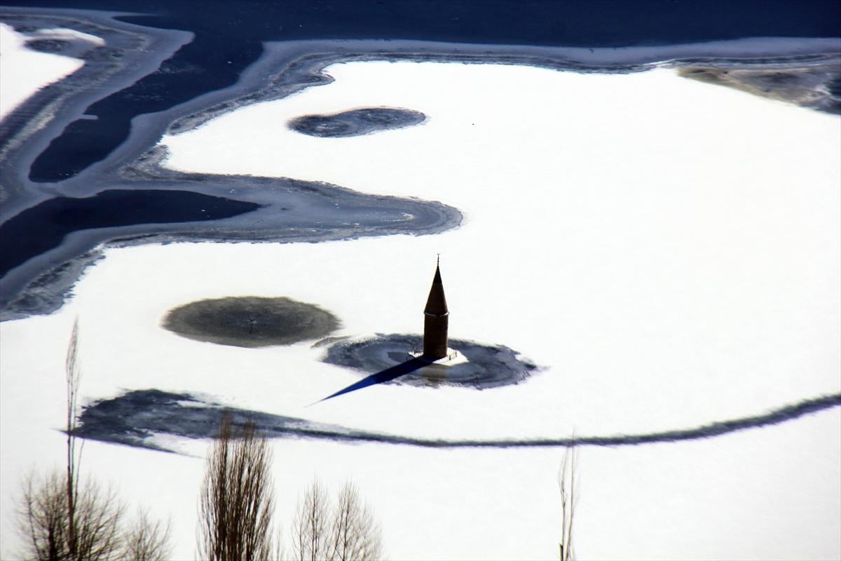 Baraj suyu çekilince cami minaresi ortaya çıktı