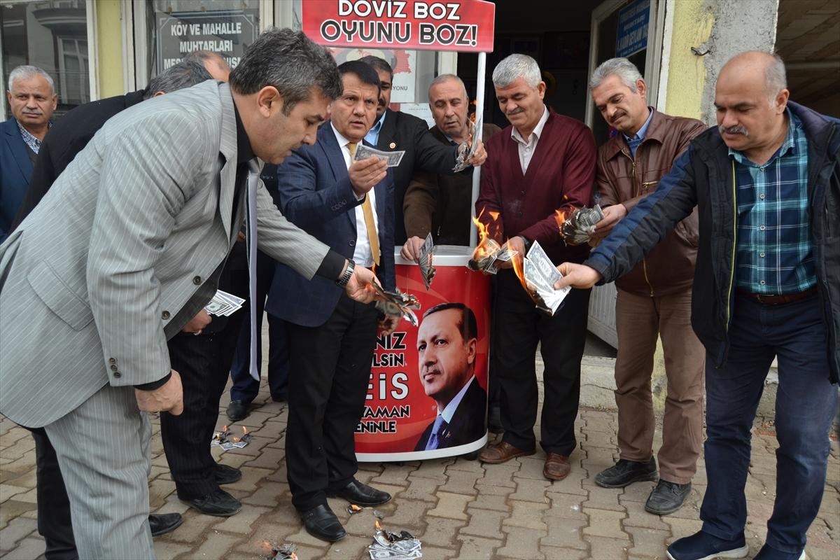 Adıyaman’da muhtarlar dolarları ateşe verdi