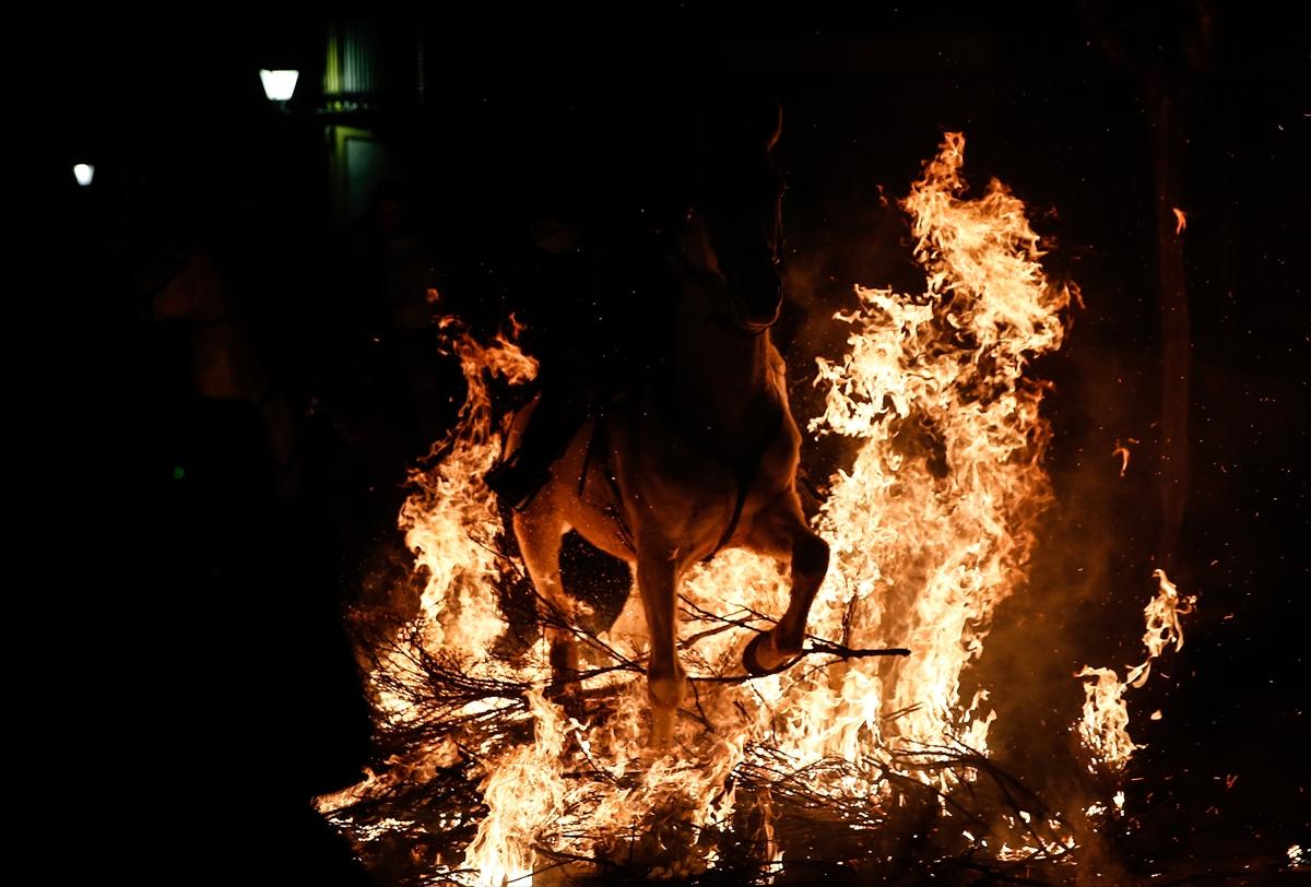 İspanya'da ateş üzerinde atlarla dini ayin
