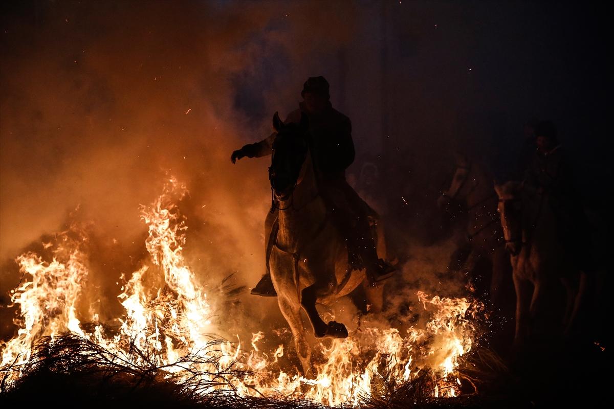 İspanya'da ateş üzerinde atlarla dini ayin
