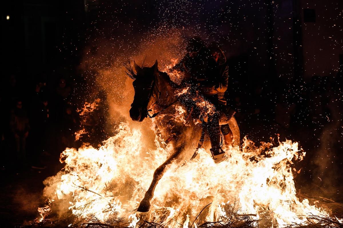 İspanya'da ateş üzerinde atlarla dini ayin