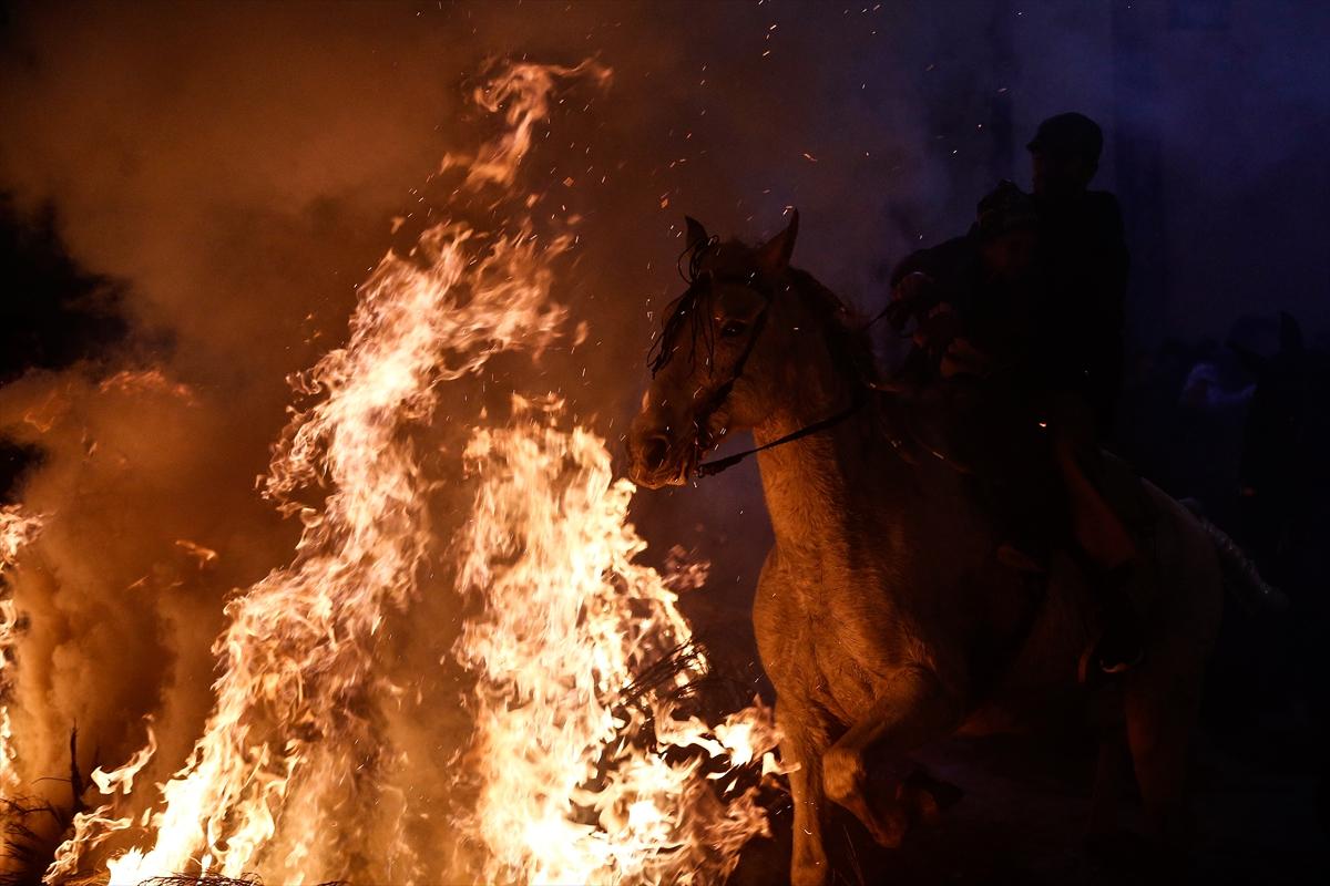 İspanya'da ateş üzerinde atlarla dini ayin