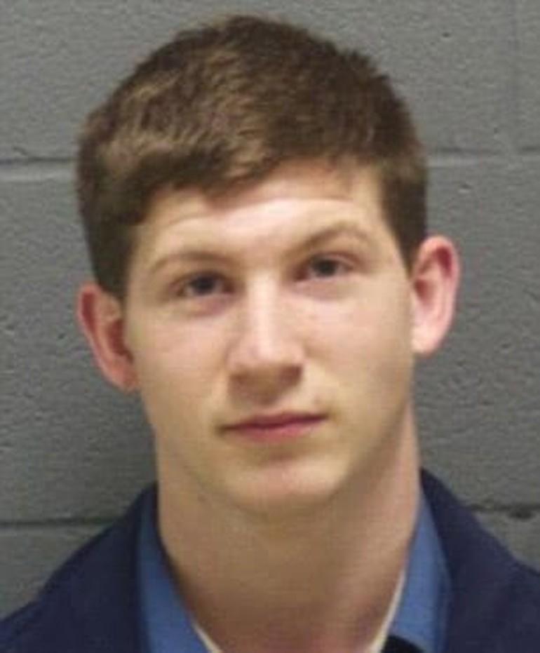 Kediye benzin döküp ateşe verdi