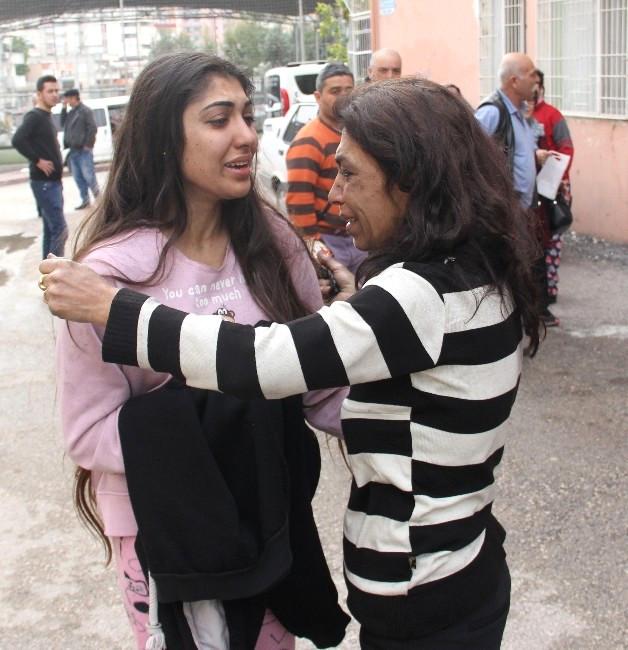 Yangında evi yanan teyzesini sarılarak teselli etti