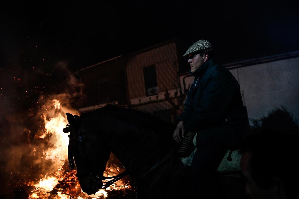 İspanya'da ateş üzerinde atlarla dini ayin