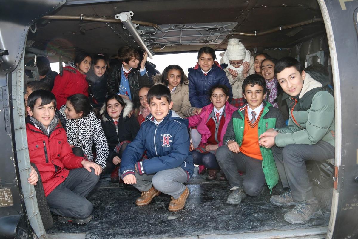 Mehmetçik minik öğrencileri misafir etti