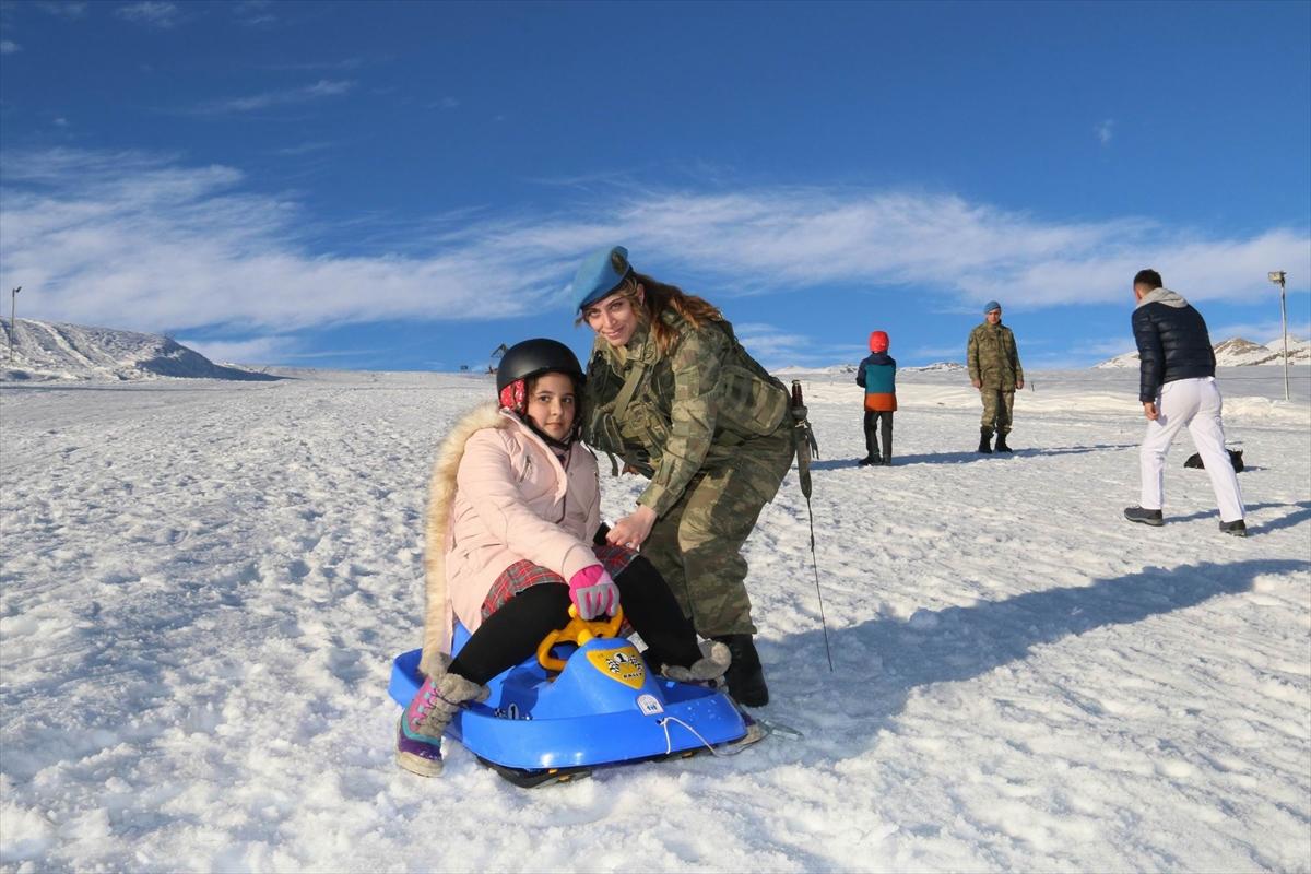 Mehmetçik minik öğrencileri misafir etti