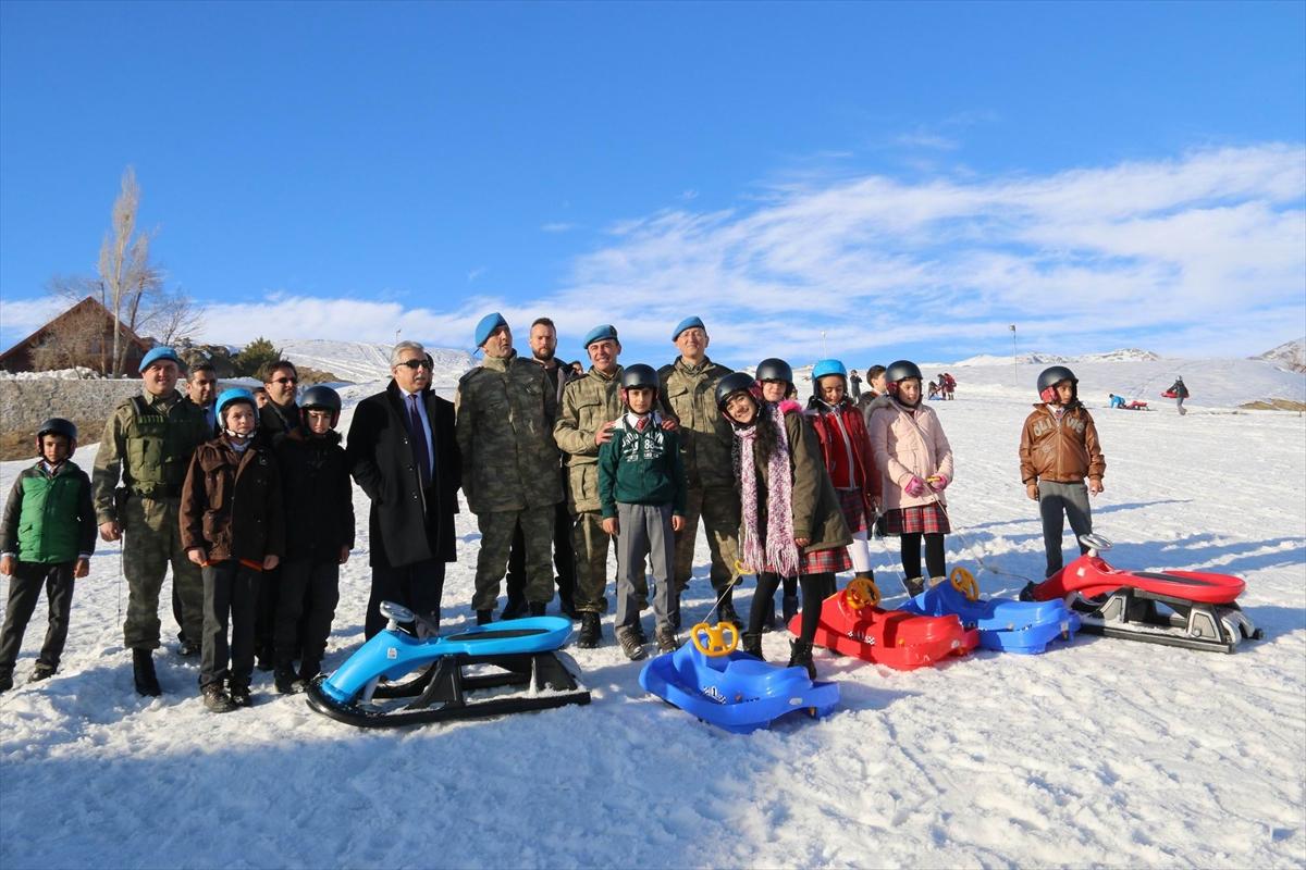 Mehmetçik minik öğrencileri misafir etti