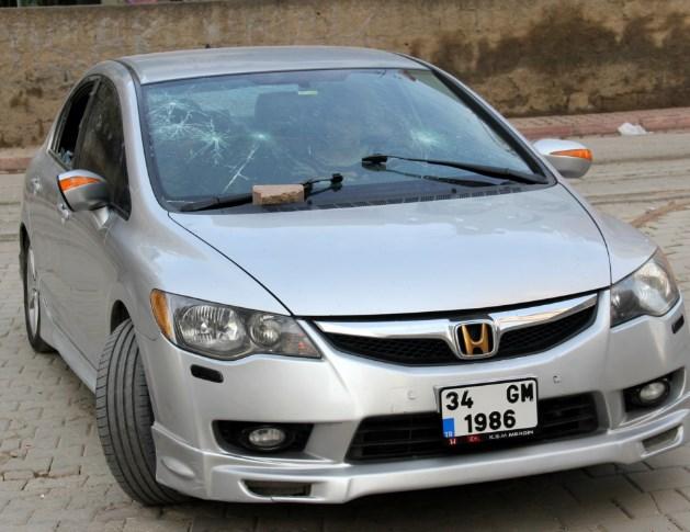 Öfkeli kadın kavga ettiği kocasının aracını parçaladı