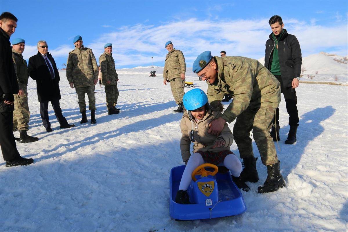 Mehmetçik minik öğrencileri misafir etti