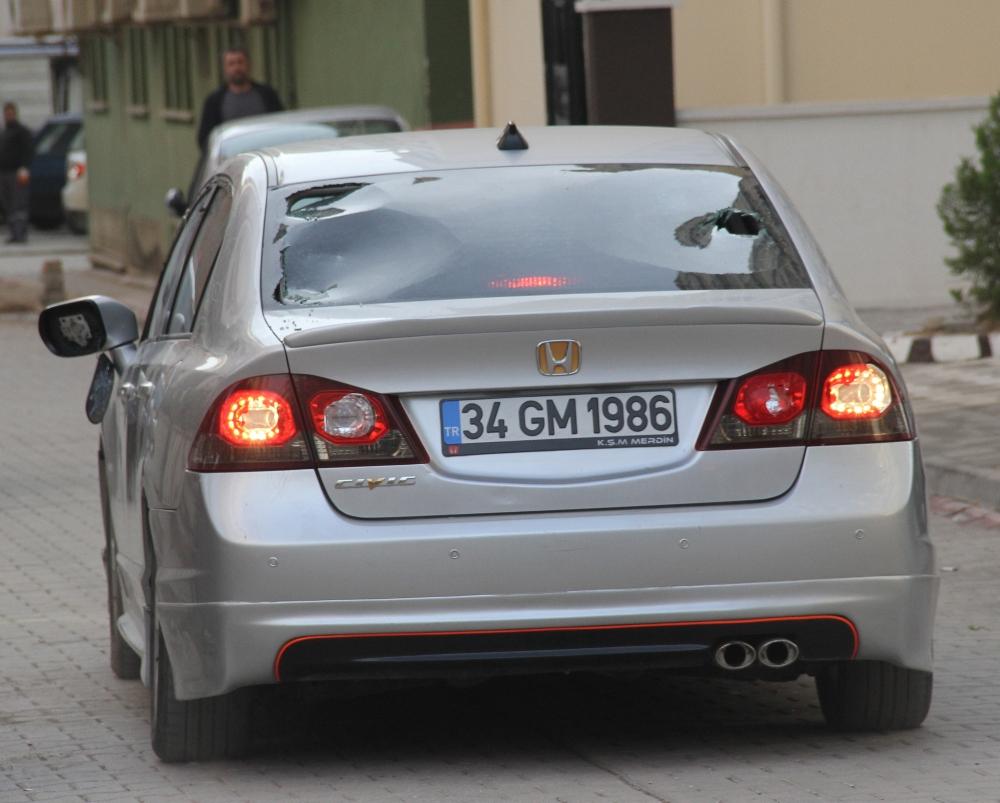 Öfkeli kadın kavga ettiği kocasının aracını parçaladı